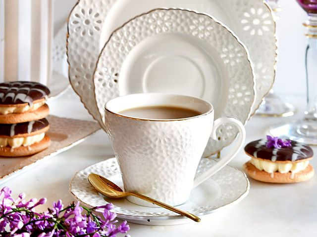 Filiżanka porcelanowa z reliefem
